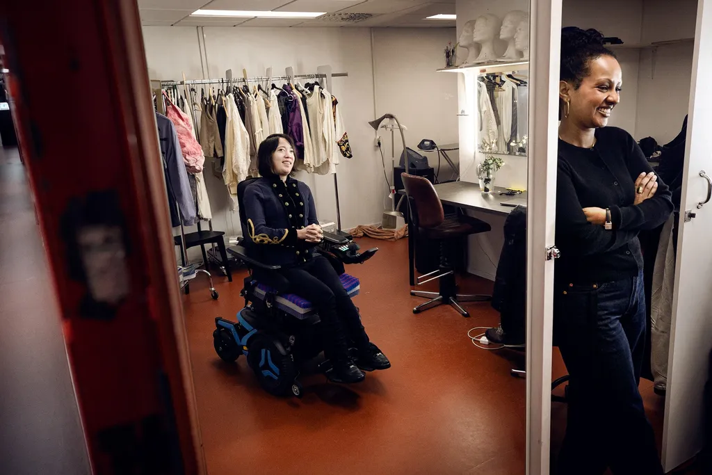 Maya Hultman reflects in the log together with Unga Klara's marketer Martha Tedla.