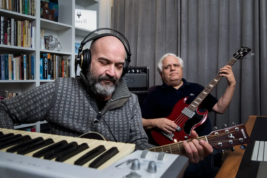 Carl Häggqvist et Roland Ebert travaillent sur leur musique et sur des interprétations d'autres artistes.