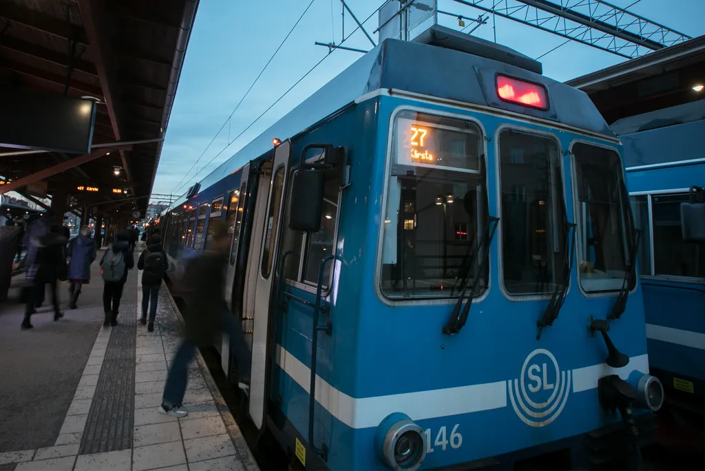 Oyoqlarini yoyishda paypoq kiygan yalangoch ayollar fotosurati