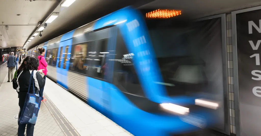 Tunnelbanekaos efter stopp på både gröna och röda linjen | Mitt i