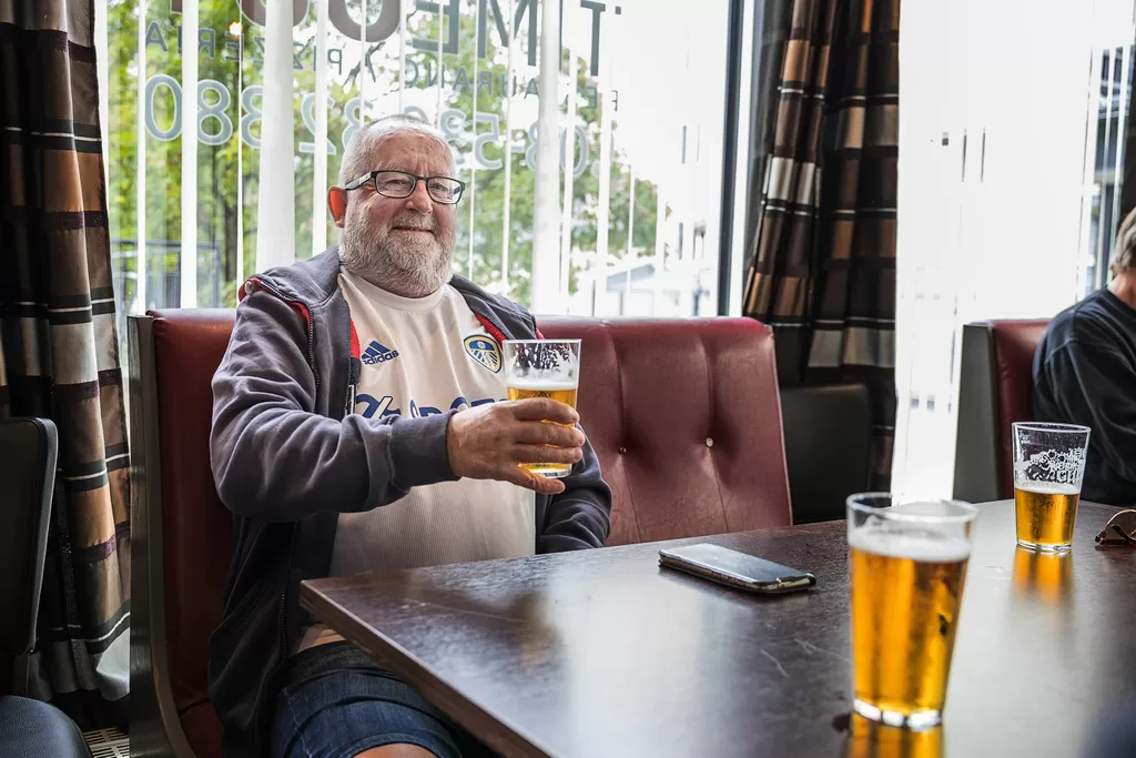 Lasse Blomberg tar gjerne en øl med vennene sine på den lokale Time out-puben.  De nye alkoholrådene får ham ikke til å rokke ved den vanen. 