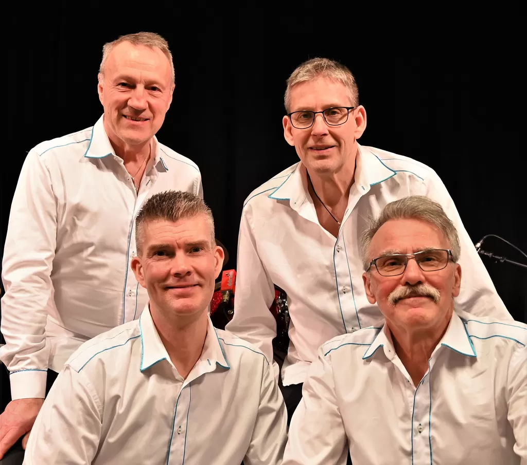 Jean Martins.  Front row, from left, Martin Lindberg (not with 28/10) and Jan Martin.  Back row, from left, Stefan Larsson and Mats Lundqvist.  Mats Lundqvist on keyboard/accordion and vocals, Stefan Larsson on guitar/bass and vocals