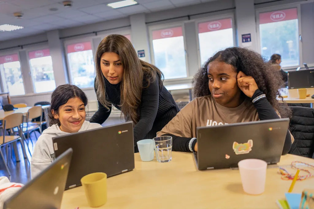 Tukli mushuk bilan semiz qiz video