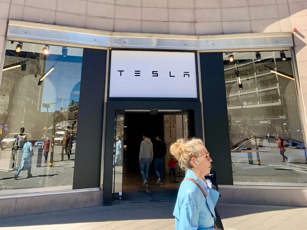 Tesla tar över Adidas gamla lokal i Stockholm
