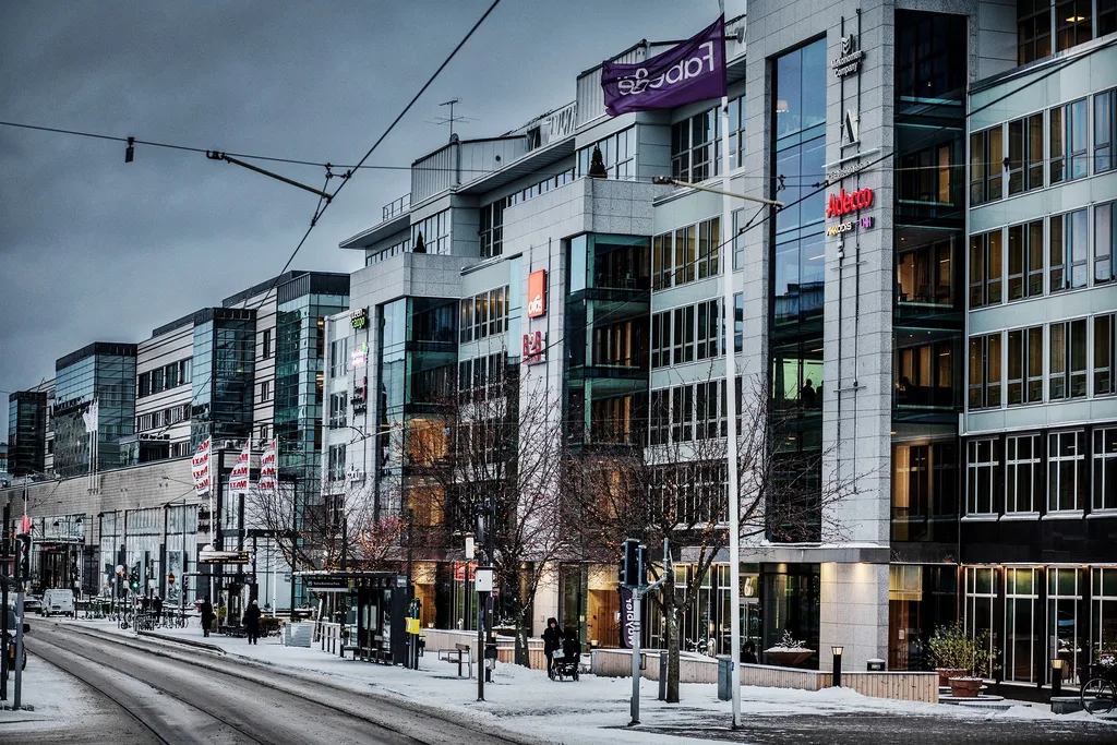 Nya kontor byggs trots att många gapar tomma | Mitt i
