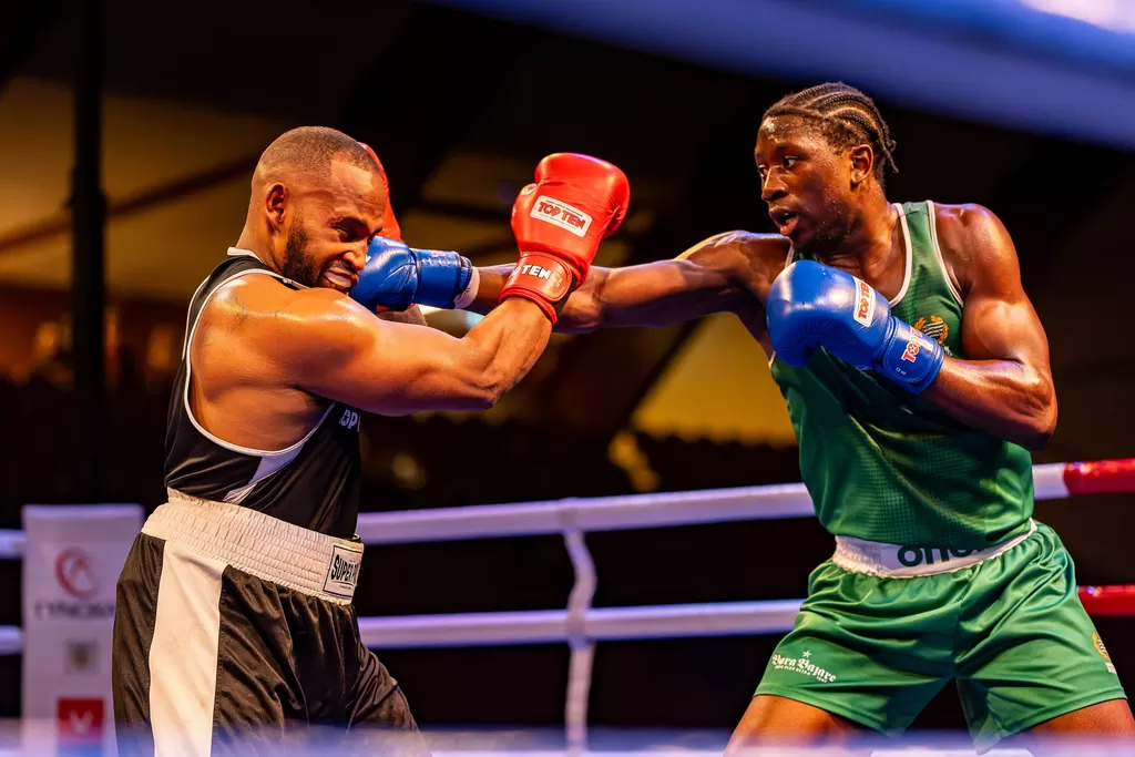 Ikki teshik bilan uy qurilishi porno