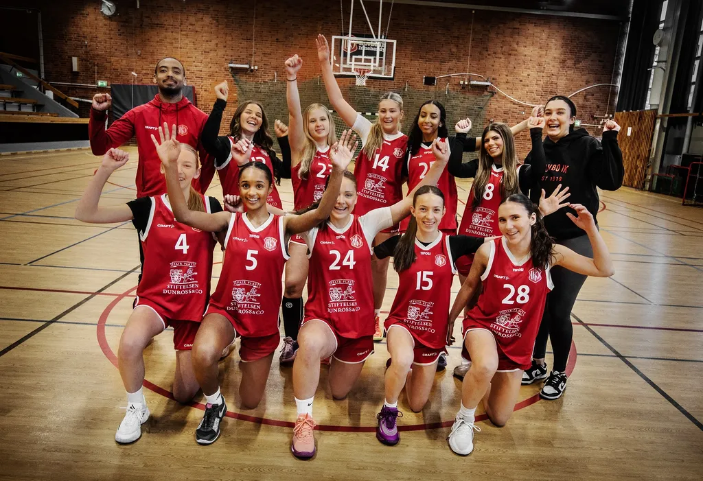 Antonia Santilli yalangoch fotosuratlar