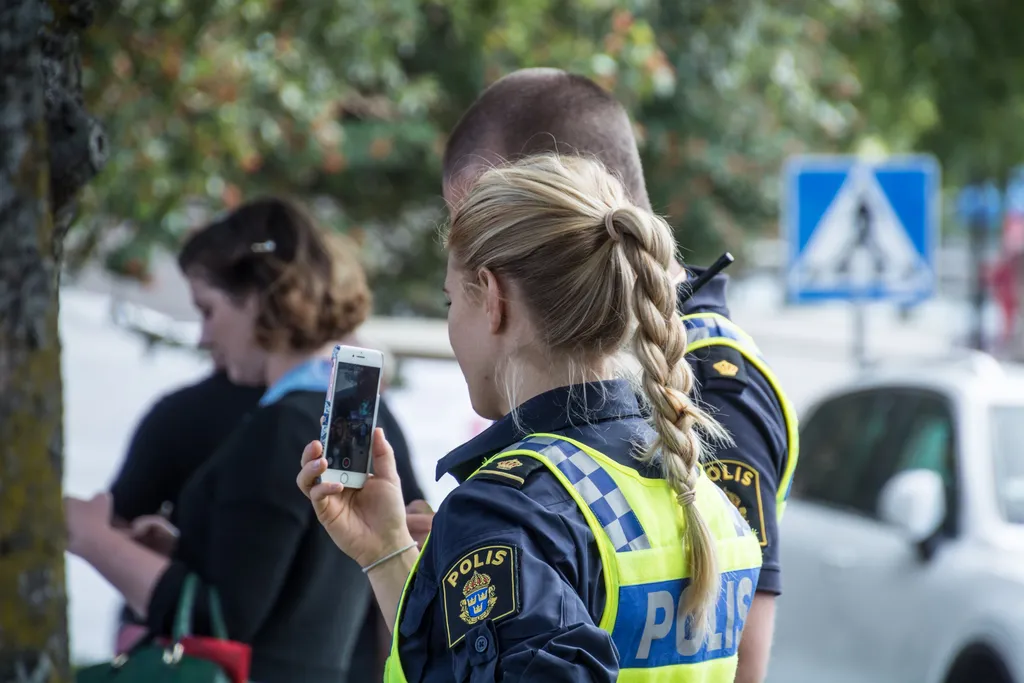 falska-poliser-lurar-ldre-p-guld-mitt-i