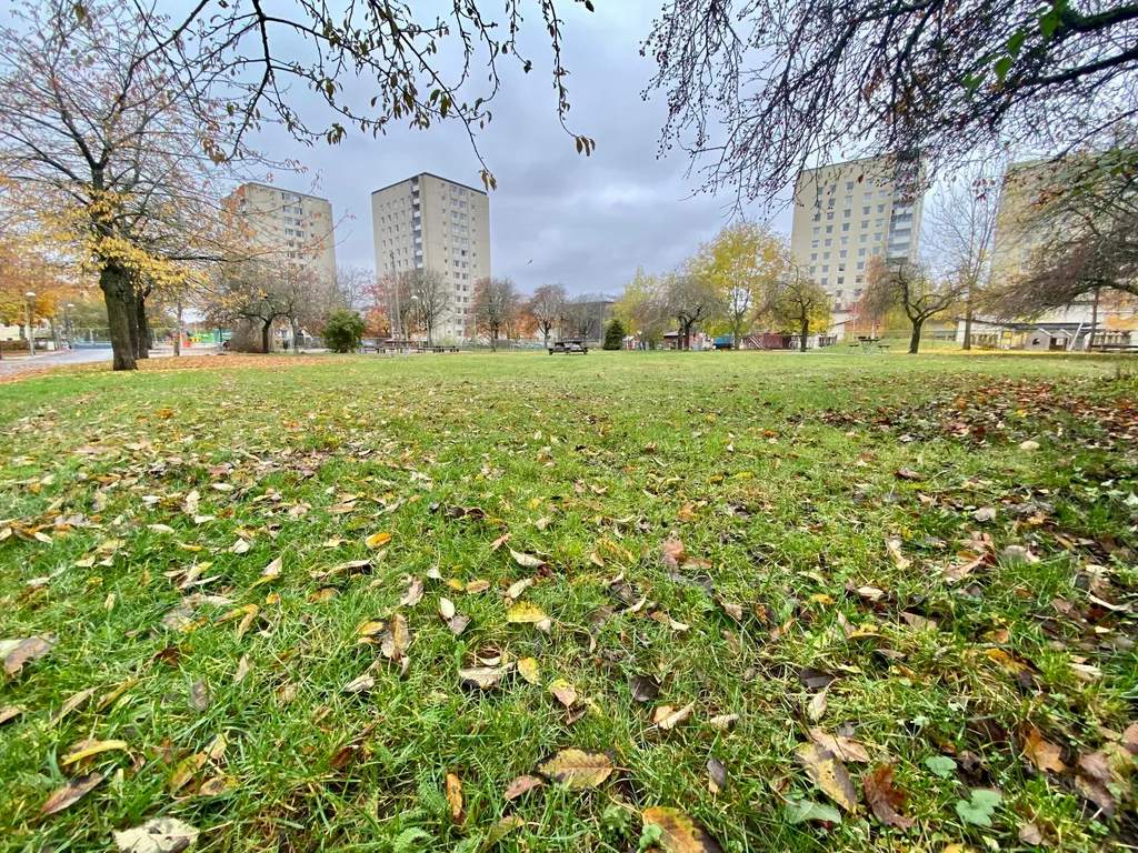 Olomon avtobusda etak ostiga kotarilgan soat