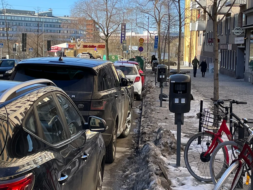 Företag tvingas riva laddstolpar