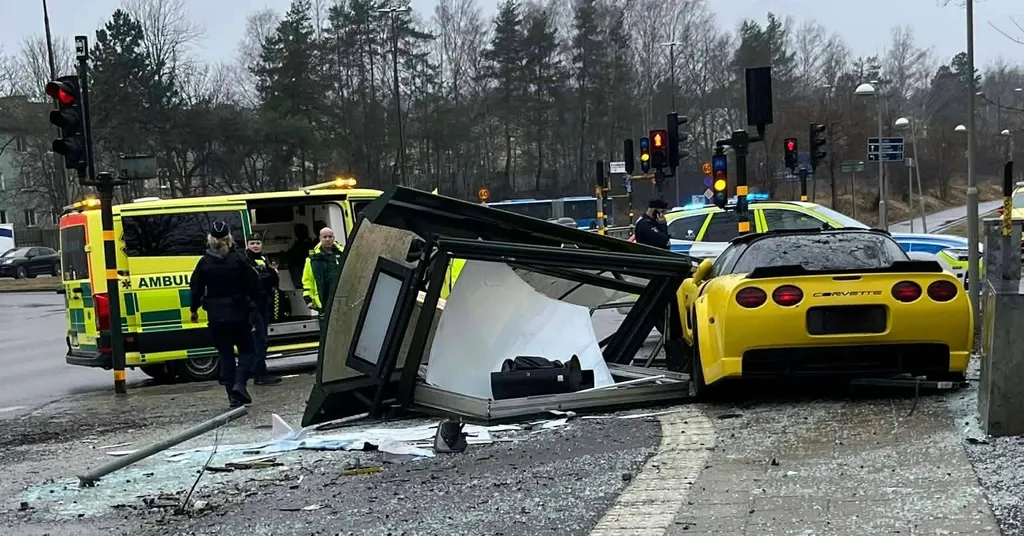 Sportbil har kört in i busskur i södra Stockholm