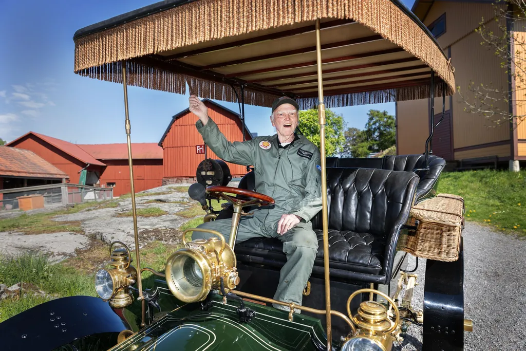 Här rullar den 122 år gamla bilen på Lidingö: 